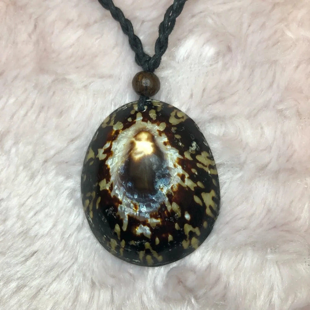 Shell Necklace - Picture 2 of 6